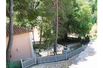 Grecia Chata Agios Nikitas, Exterior